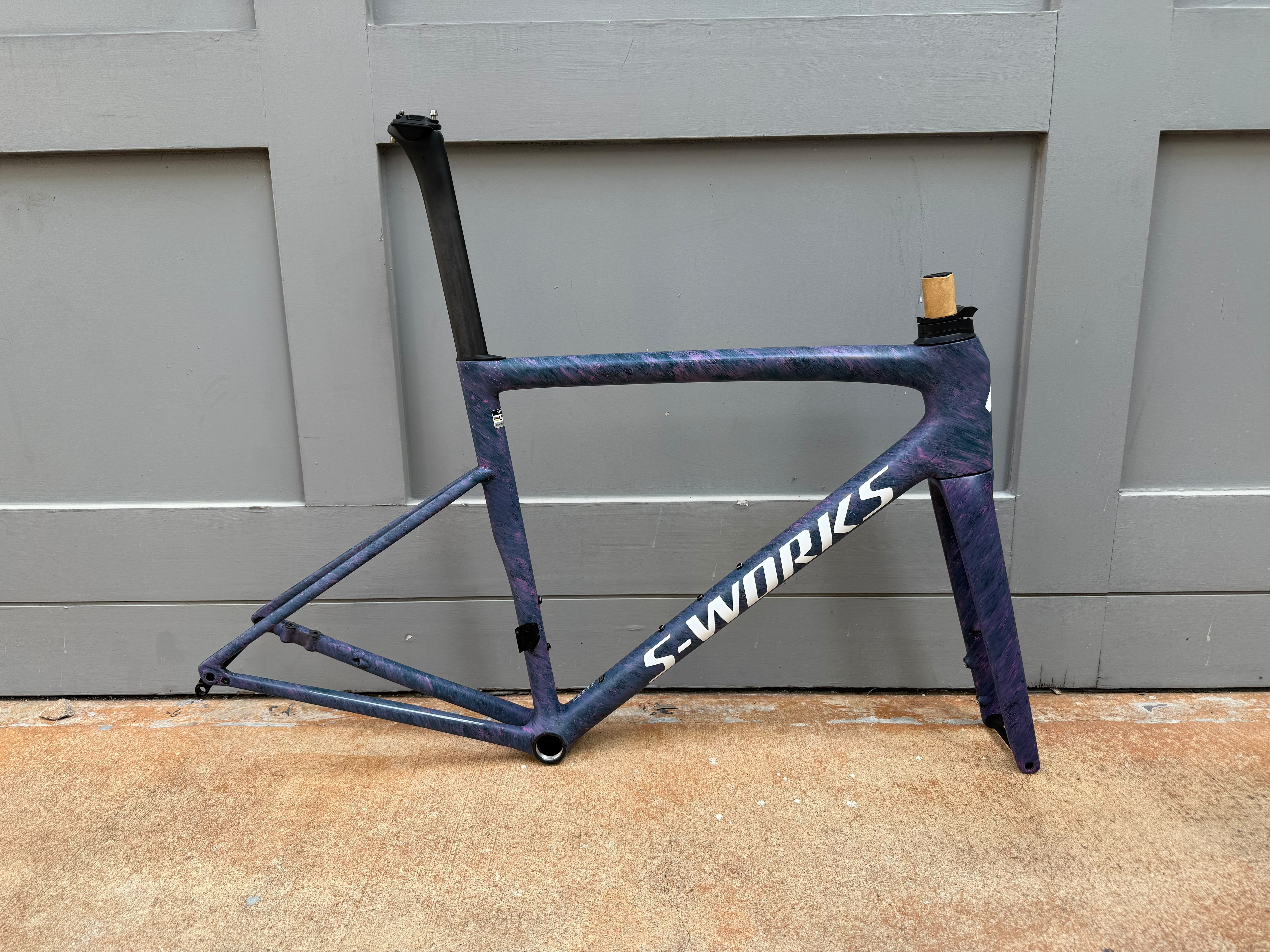 2025 S works Tarmac SL8 56cm Satin Carbon/ Rebel Pink + Deep Lake metallic blured Impasto